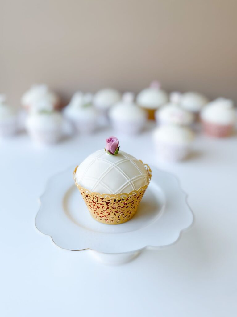 minimalist wedding cupcake