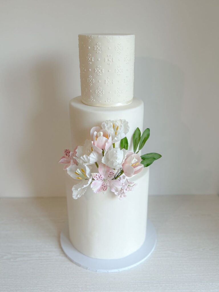 fondant cake withsugar flowers