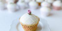 minimalist wedding cupcake